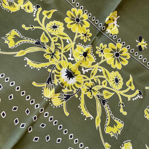 Luxury Gucci Foulard with Interlocking G Pattern - Picture 5 of 9